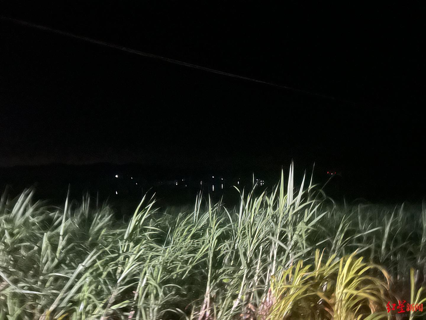 ▲被困的村庄中还有隐约的灯光在一闪一闪
