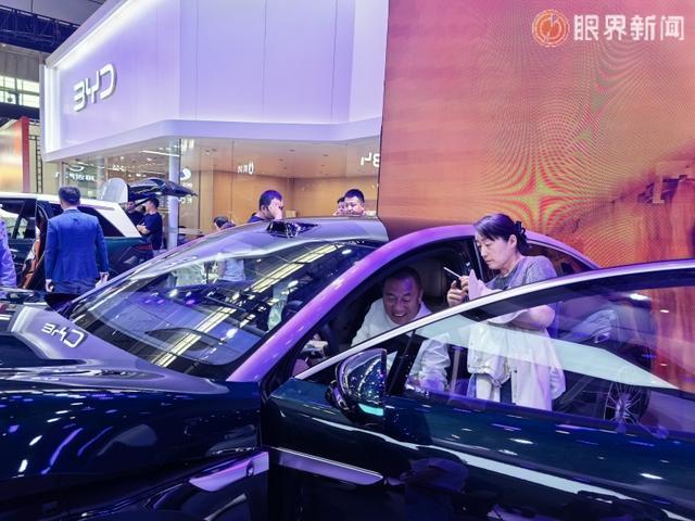 不少市民趁着国庆假期来到车展，一边感受新车科技魅力，一边挑选心仪座驾。记者郭玲摄