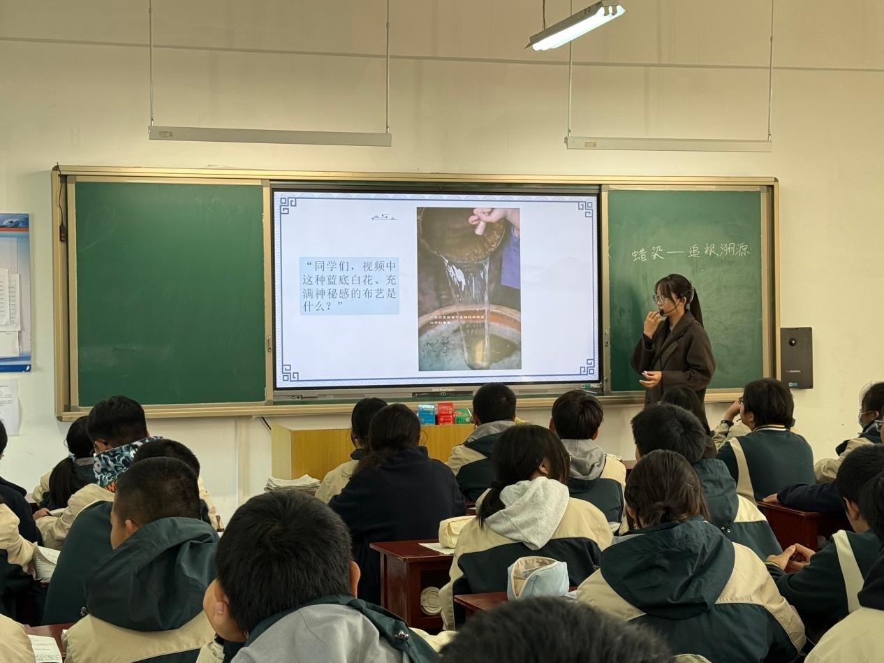 实习期间，李欣然站上讲台，为学生上美术课