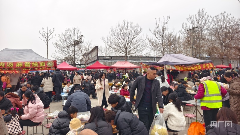 游客在洧川大集就餐（央广网记者 郝振青 摄）
