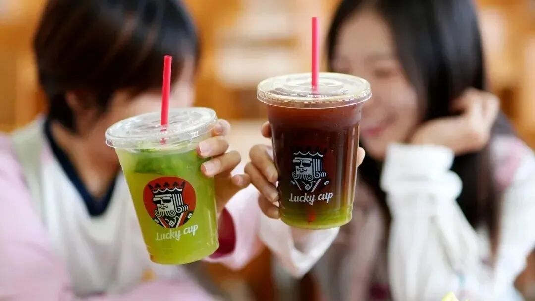 当星巴克终于进入更多县级城市时，瑞幸、库迪、幸运咖和新式茶饮早已通过小店和外卖进入这些地区