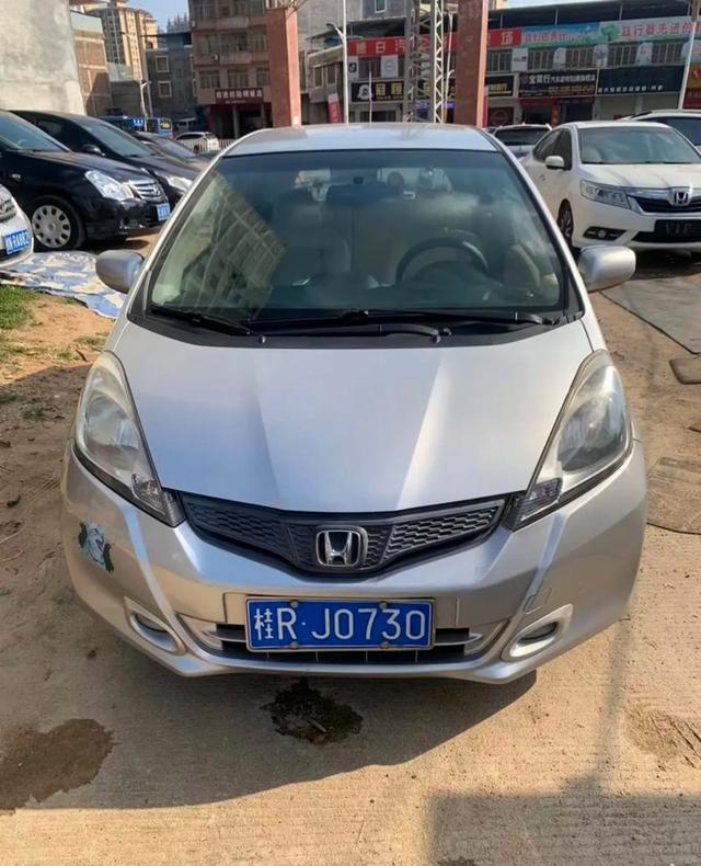 今天看了两个视频，一个说飞度不是五十万以内最好的车，它是全宇宙最好的车，另一个说飞度虽然便宜，但配件全是名牌，质量真的有保障-有驾