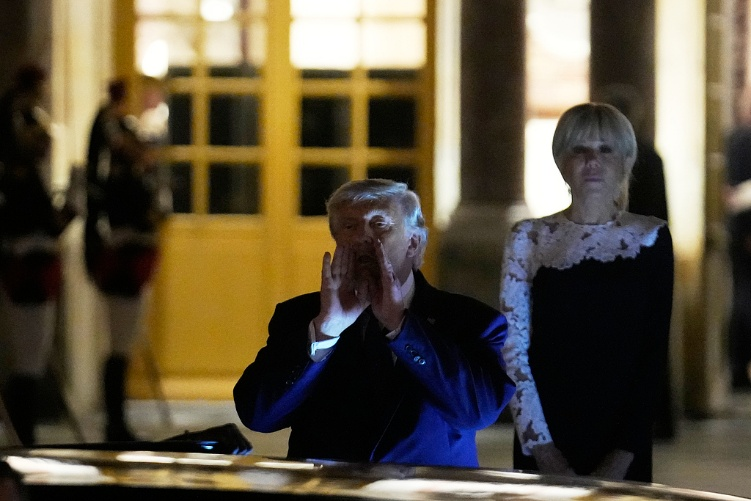 当地时间6月18日凌晨，美国总统特朗普在凡尔赛宫晚宴结束后离开。（视觉中国）
