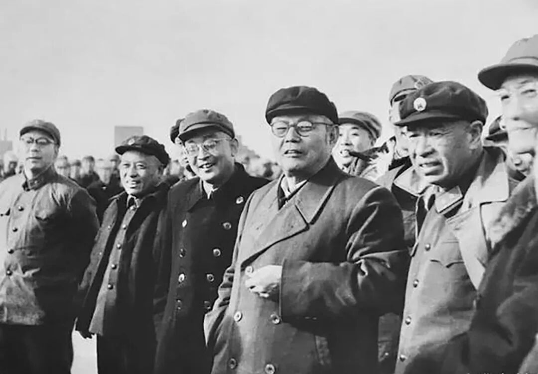 ◆叶剑英视察西北综合导弹靶场。(左三为刘有光)
