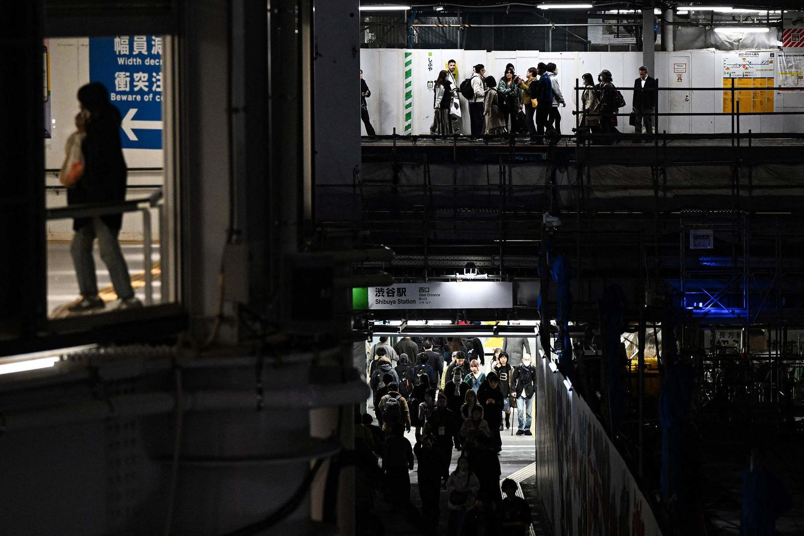 ▲当地时间2025年11月4日,日本东京,人们在地铁站 图据视觉中国