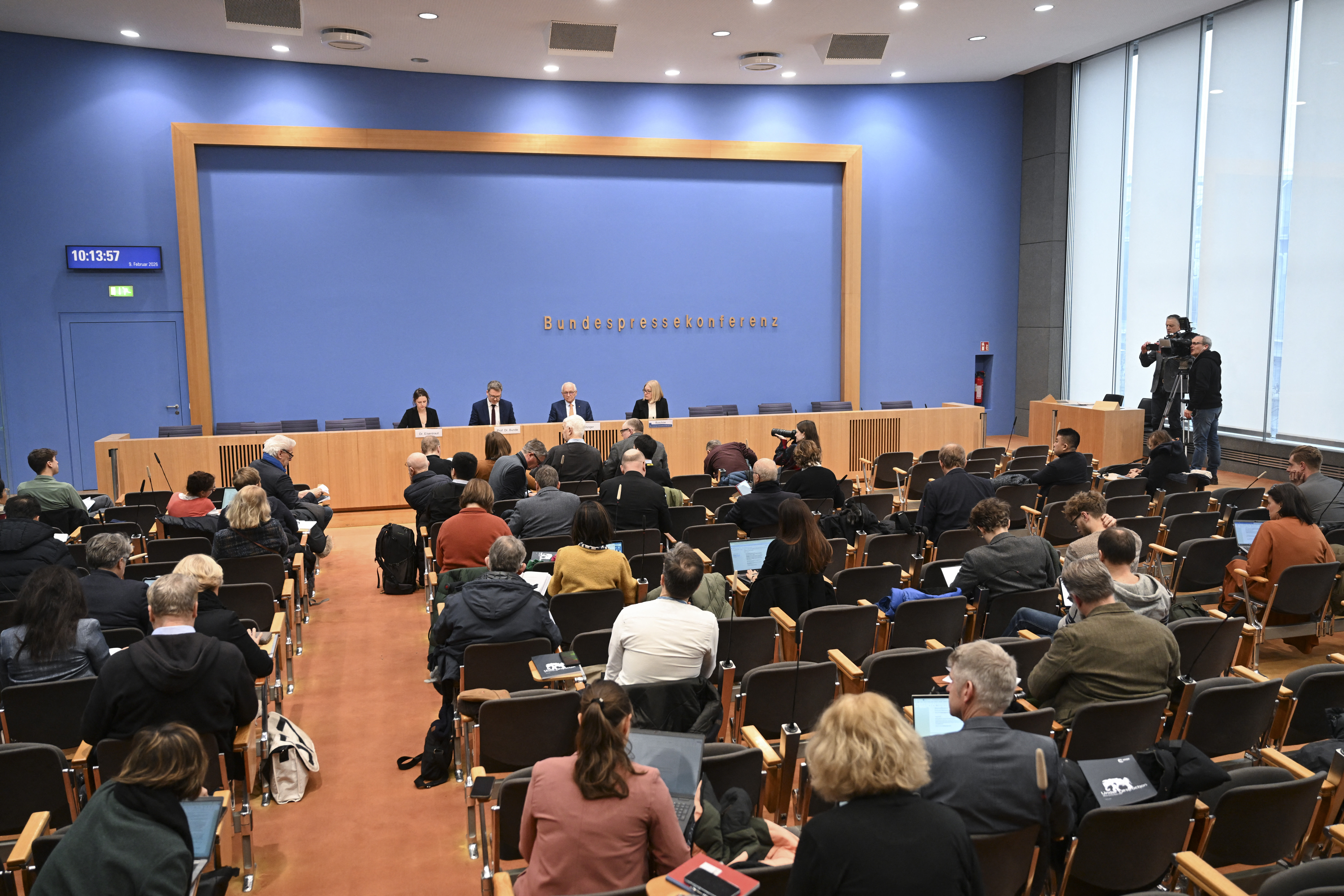 当地时间2026年2月9日,德国柏林,《2026年慕尼黑安全报告》发布。图源:IC photo