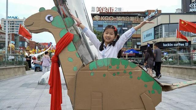 程爱朵祝福祖国。自贡市文化广播电视和旅游局供图