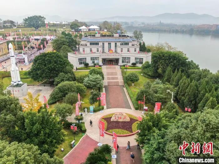 图为航拍中央红军长征出发地纪念园内的长征五号火箭模型(图左)和中央红军长征出发纪念馆(图右)。刘力鑫摄.jpg
