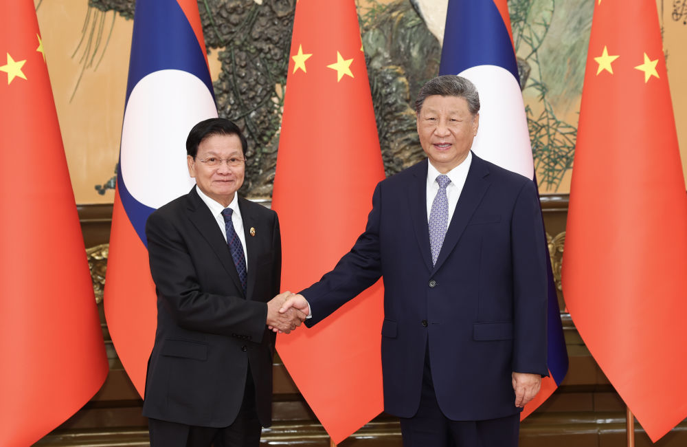 2025年9月4日上午，习近平在北京人民大会堂会见来华出席2025年上海合作组织峰会和纪念中国人民抗日战争暨世界反法西斯战争胜利80周年活动并进行工作访问的通伦。习近平强调，要以中老铁路运营和沿线开发为抓手，持续拓展“黄金大通道”辐射带动效应，推动重点项目提质升级。