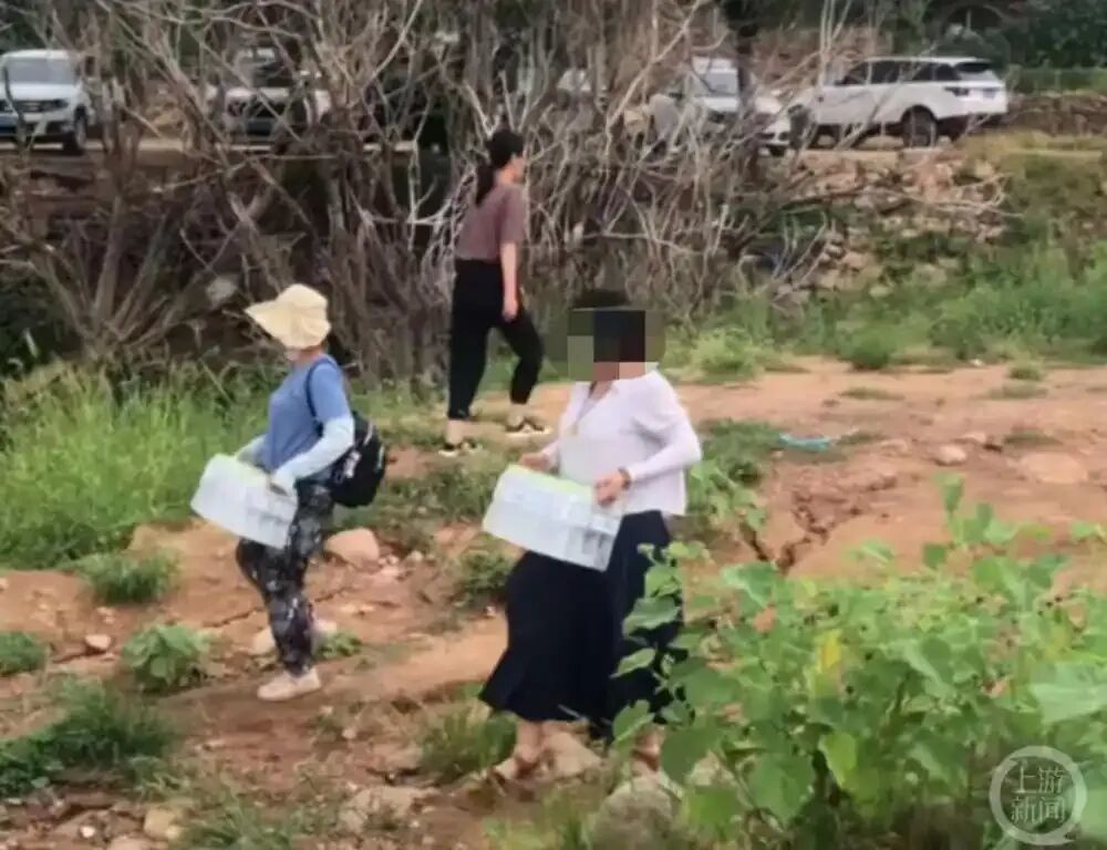 这不是放生矿泉水第一次进入公众视野。2023年,青岛崂山水库有人“放生”矿泉水。/ 上游新闻