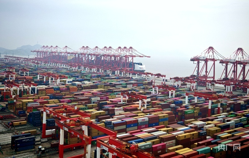 五颜六色的集装箱在洋山四期码头整装待发（央广网记者 冯丽 摄）