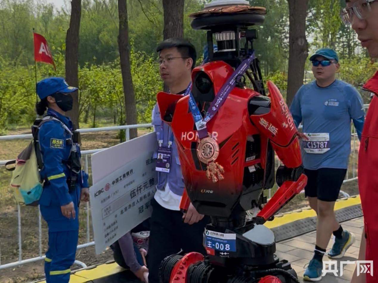 荣耀机器人“闪电”（央广网记者褚芮婕 摄）