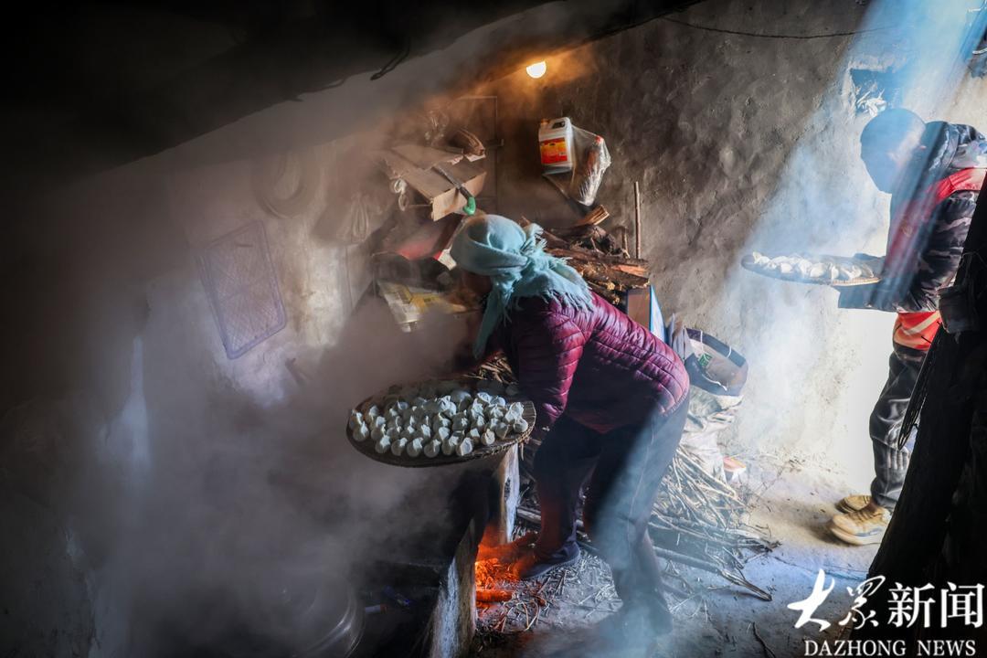 开水啦！饺子下锅。