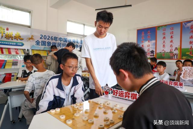 中国象棋地方大师夏家悦指导乡村学生下棋