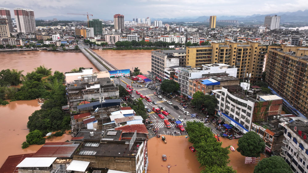 8月23日,救援人员在广西宁明县县城转移受困群众(无人机照片)。新华社记者 周华 摄