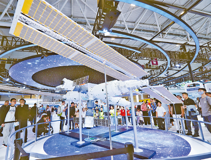 2025年，我国研究与试验发展（R&D）经费投入强度达2.8%，首次超过经济合作与发展组织（OECD）国家平均水平，创新指数排名首次跻身全球前10。图为2025年11月15日拍摄的第二十七届中国国际高新技术成果交易会现场。作为我国高新技术领域对外开放的重要窗口和成果转化的重要平台，高交会是中国以开放姿态融入全球创新网络、以创新驱动赋能高质量发展实践的生动展示。 新华社记者 王丰/摄