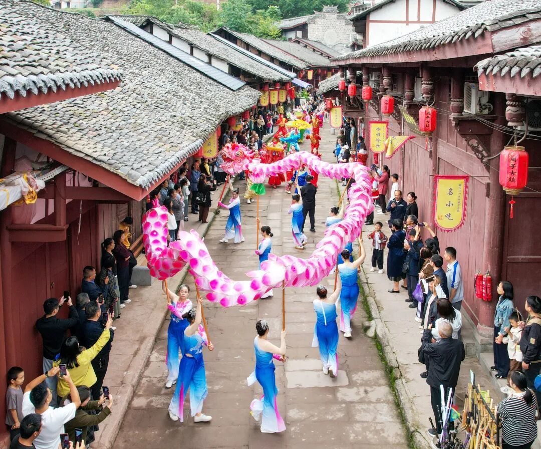 2026年10月2日，在四川省南充市蓬安县周子古镇景区，演员为游客巡游表演民俗。刘永红摄 (4).JPG