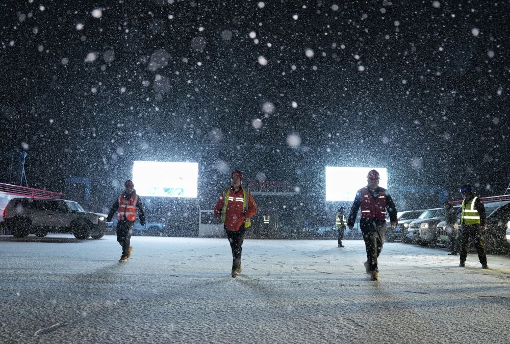 1月30日晚,折多山大雪纷飞,工人们在折多山隧道施工点位前。新华社记者刘坤 摄