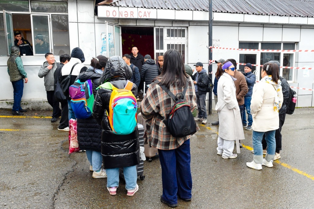3月1日,从伊朗撤离的中国公民在阿塞拜疆南部阿斯塔拉口岸集合,准备乘坐大巴赴阿塞拜疆首都巴库。新华社 图