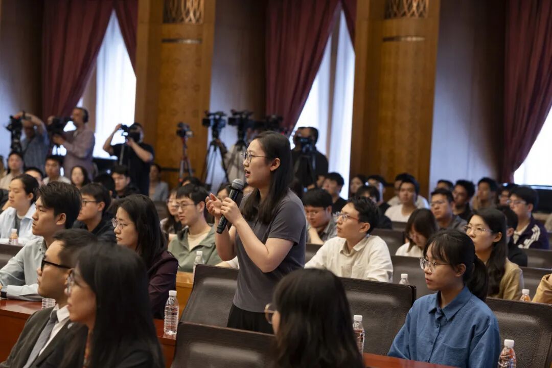 同学们认真聆听、踊跃提问