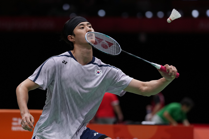 中国选手李诗沣1比2不敌韩国选手崔智勋 (新华社)