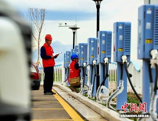 国网新疆电力工作人员对景区周边充电桩进行安全用电检查。刘显刚 摄