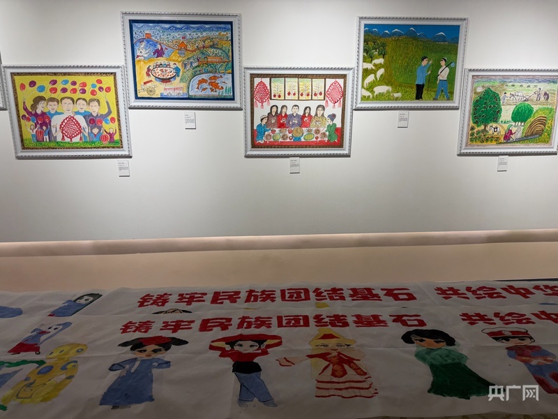 茹则瓦妮罕&middot;库尔班的画作 （央广网记者 丁安 摄）