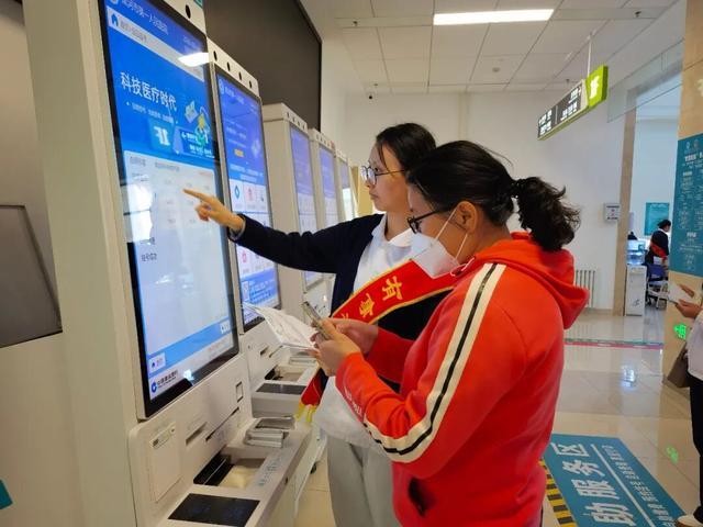 图为依托智慧医疗自助终端,居民现场自助完成挂号,优化就医办事流程,方便群众就诊。