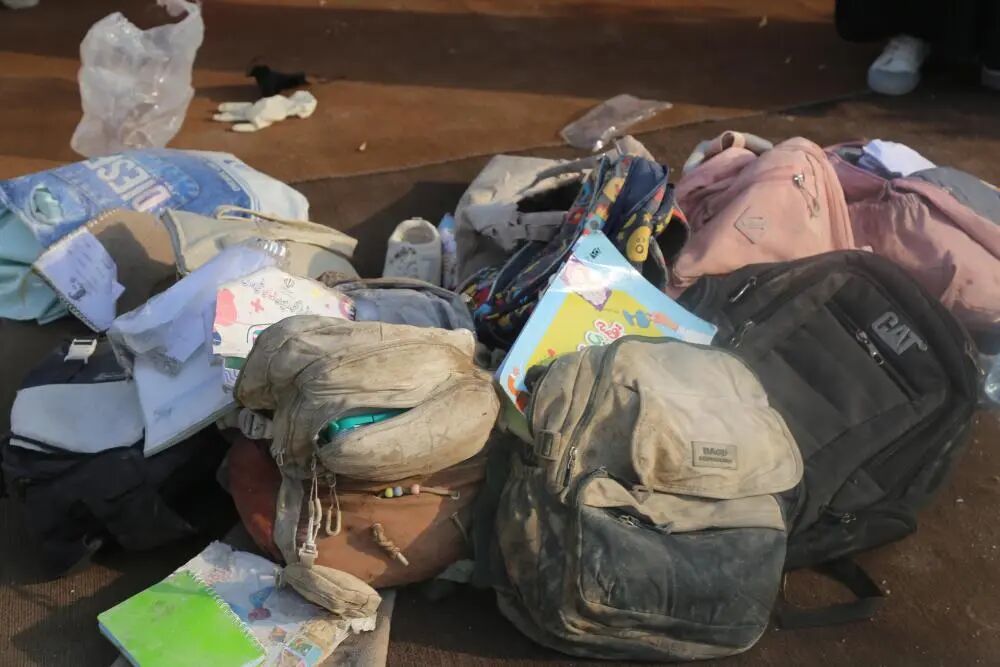 ·2月28日，在遇袭的伊朗米纳卜小学拍摄的书包。（新华社/迈赫尔通讯社）