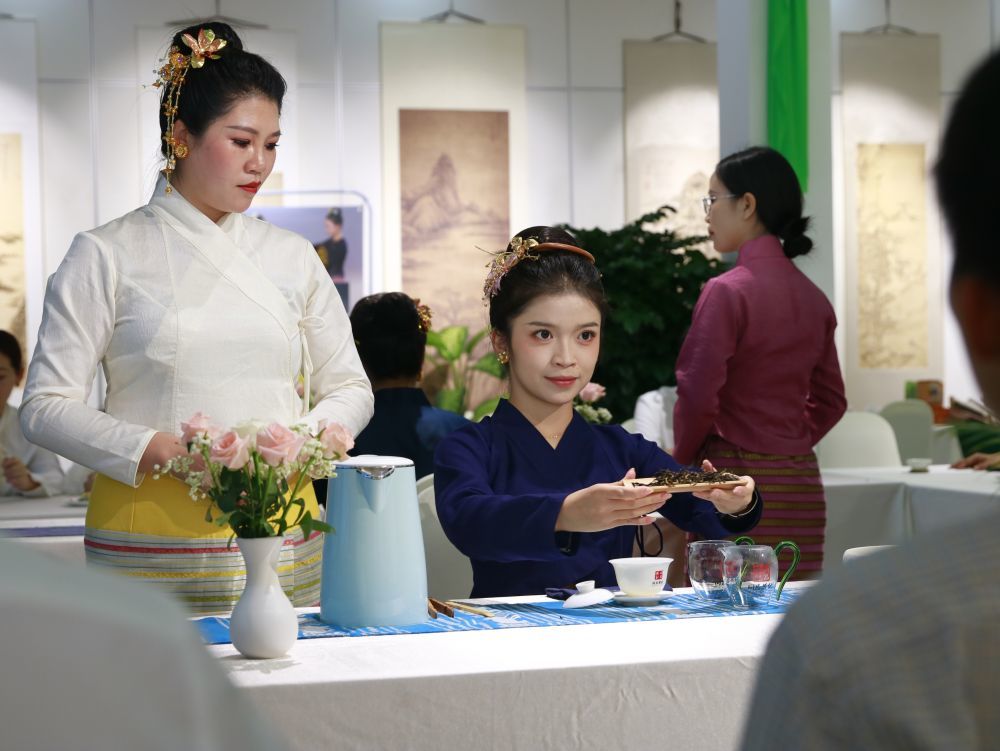 2026年5月21日，“茶和天下&middot;雅集”中老茶文化系列交流活动在位于老挝首都万象的中国文化中心开幕，中老两国嘉宾共同感受茶文化的深厚底蕴。