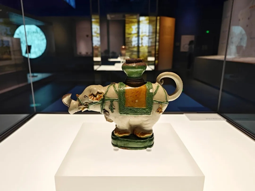 这是从南海西北陆坡一号沉船遗址出水的素三彩象形执壶。新华社记者 周慧敏 摄