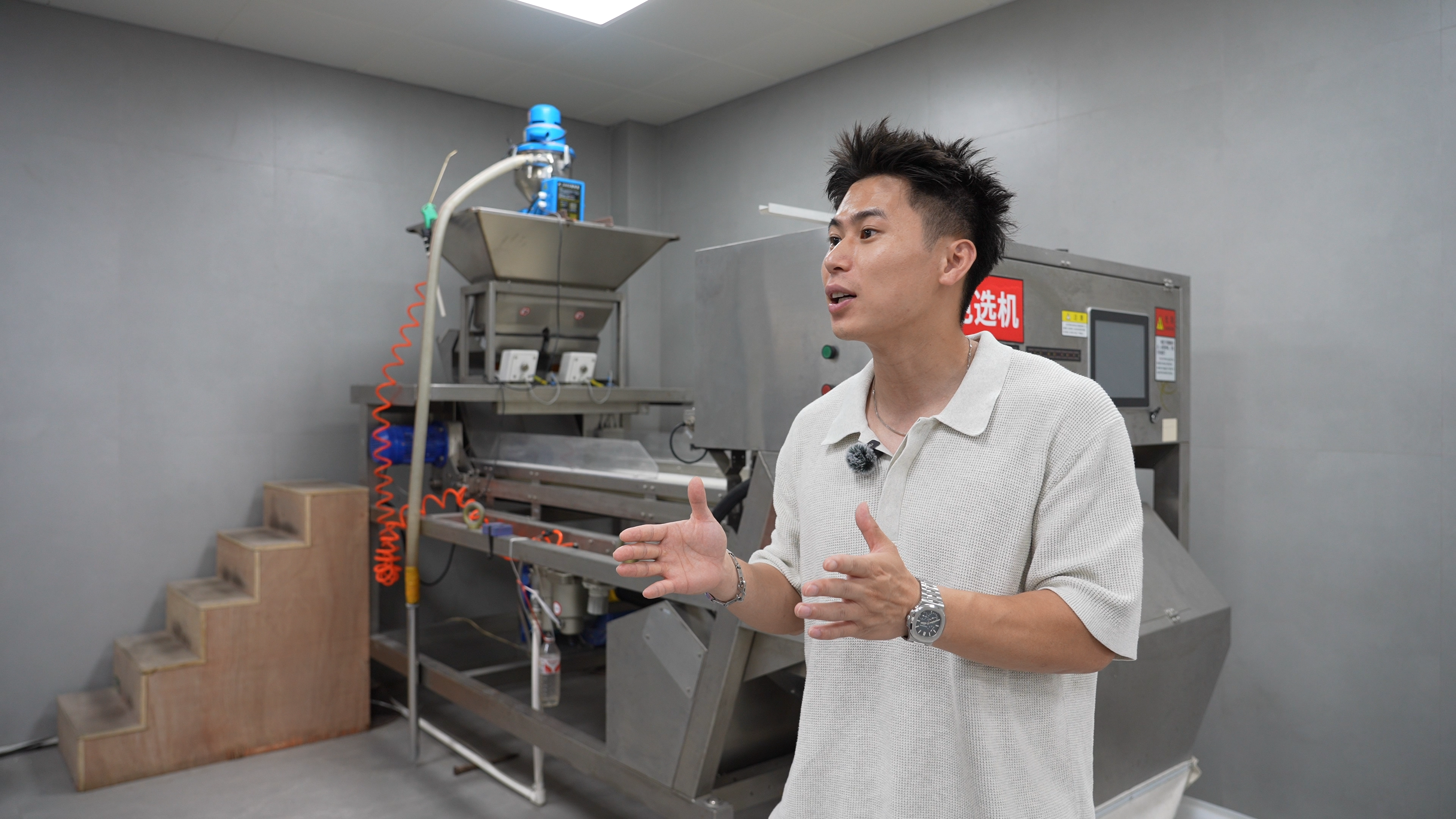 詹超棋讲解用于分拣珍珠的机器如何运作