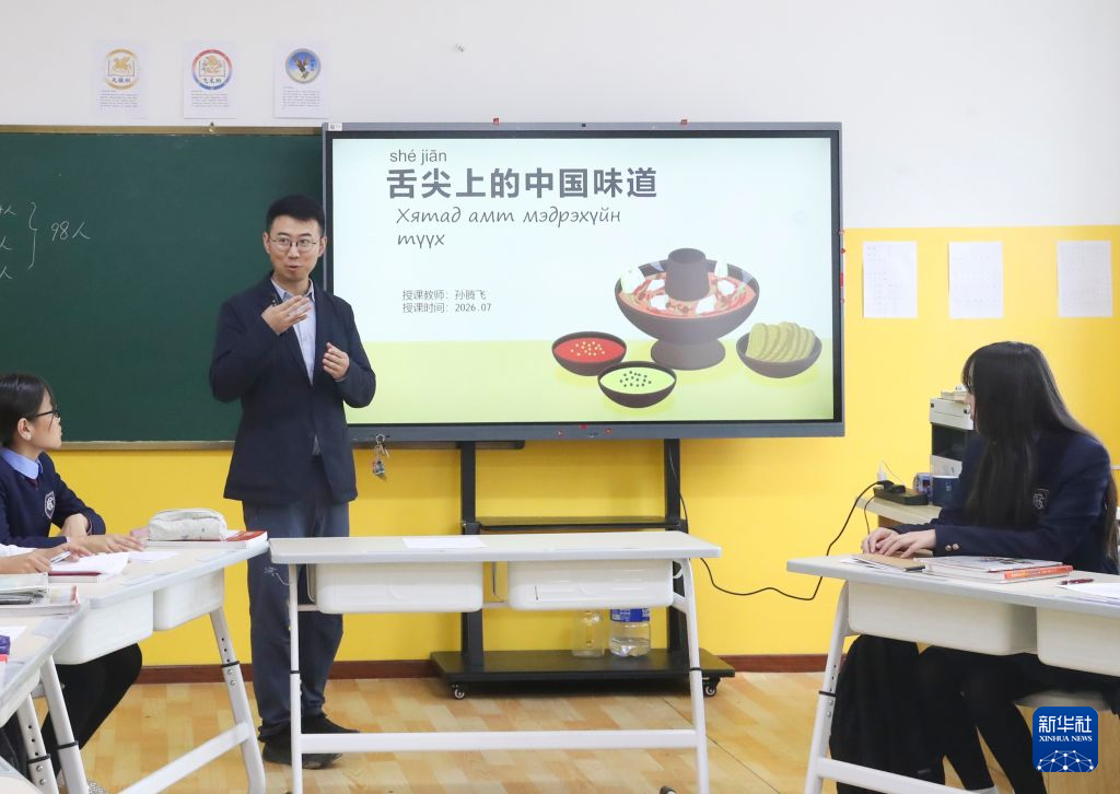 7月3日,在蒙古国肯特省铁木真学校中文教学点,中文教师孙腾飞在为蒙古国学生上中文课。新华社记者 姚琪琳 摄