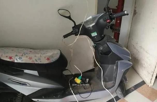 充电绿灯立马拔掉？难怪电板一年就废，老司机简直告诉你正确时长-有驾
