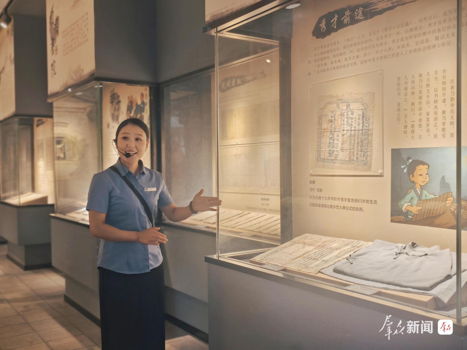8月19日，在蒲城县清代考院博物馆，工作人员为游客讲解科举制度发展历史和相关文物。