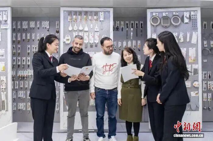 义乌法院干警走进义乌国际商贸城四区,向外商讲解知识产权侵权案例。浙江省高级人民法院 供图