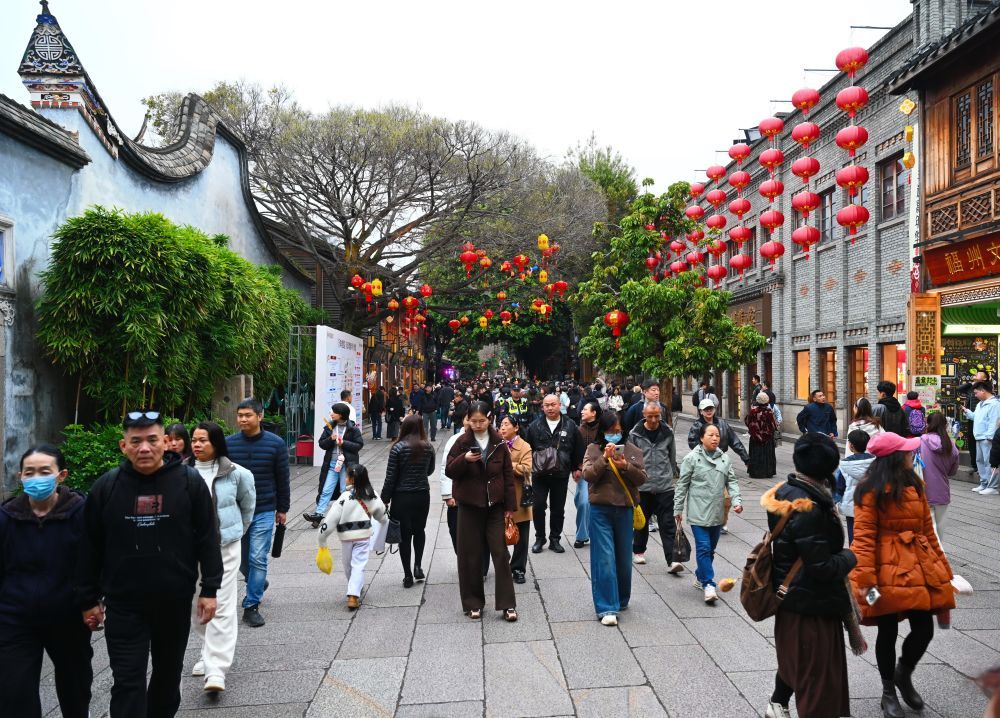 3月3日,市民游客在福州三坊七巷南后街游览。新华社记者 林善传 摄