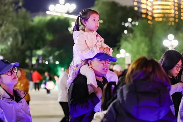 市民齐聚广场,共赏国庆文艺演出。