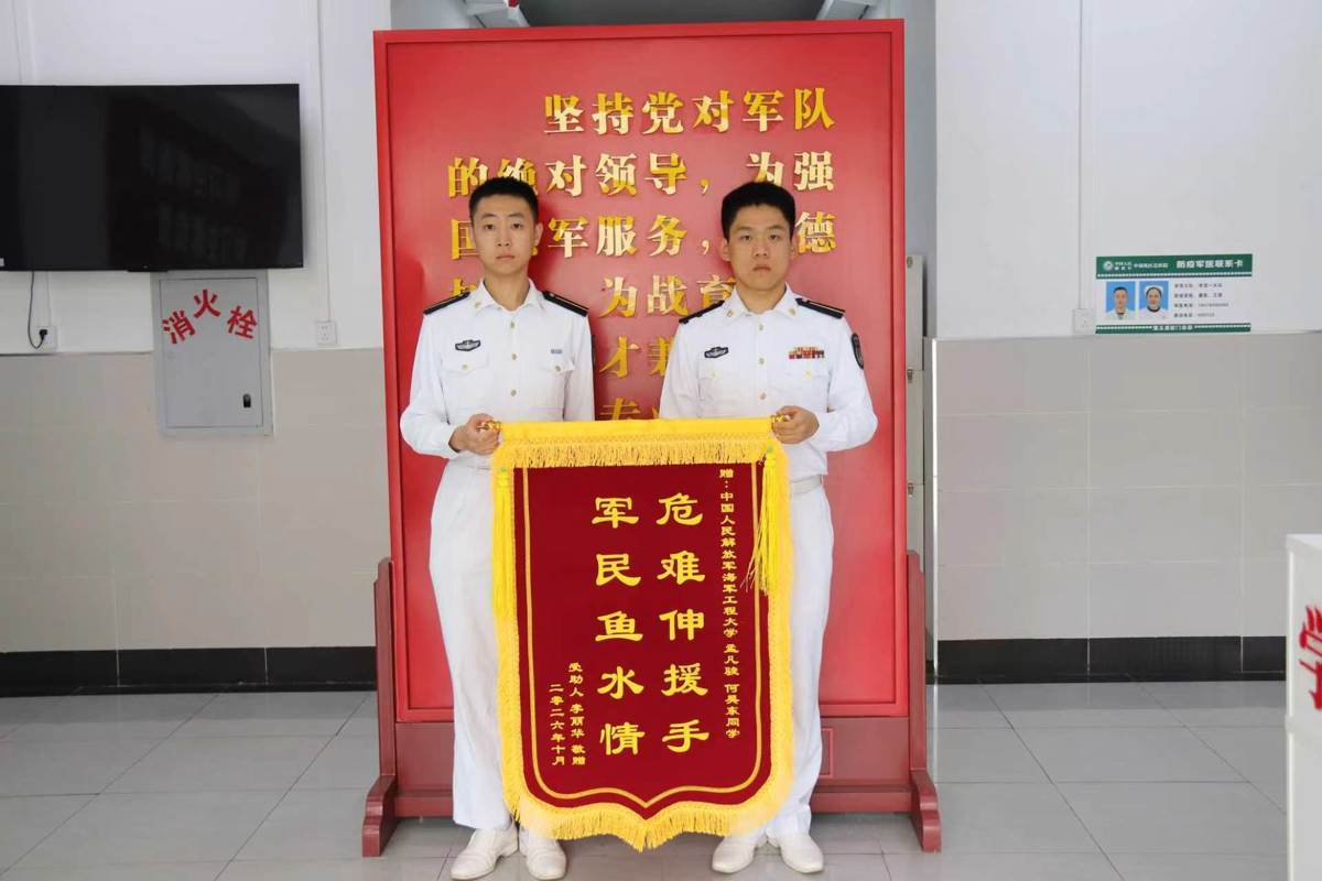 孟凡骏(右)和何昊东(左)【刘帅 摄】.jpg