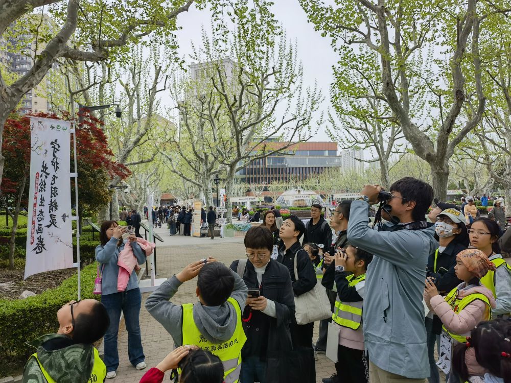 亲子家庭来到陈说公园进入不雅鸟当作。新华社记者 陈爱平 摄