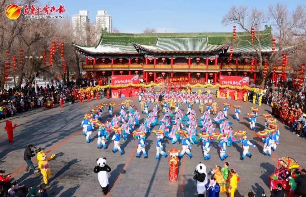 沙依巴克区“瑞马欢腾 兵地融情”社火队展演现场