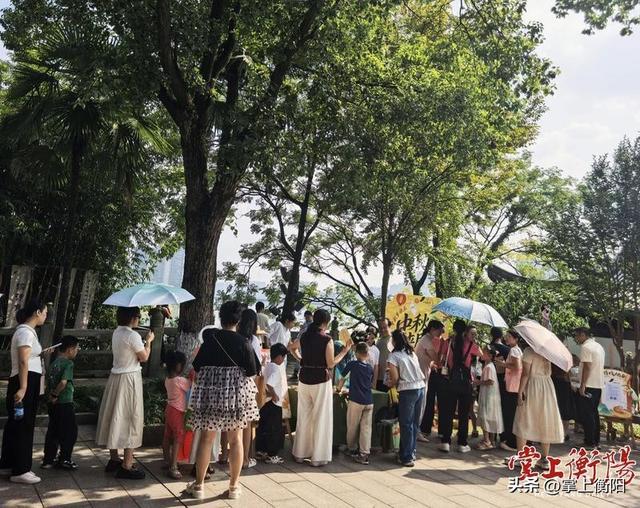 ▲游客有序排队，参加互动体验活动。