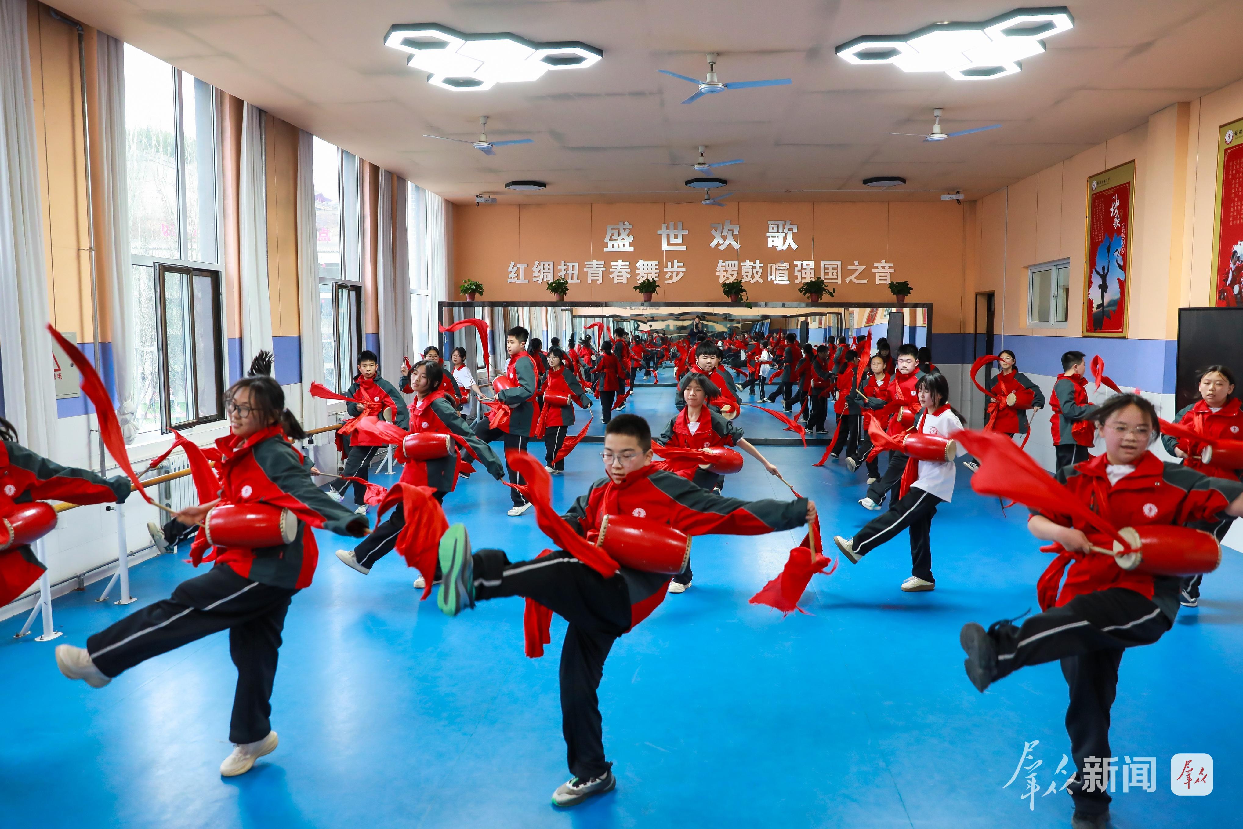 4月13日，在榆林市绥德实验中学，腰鼓社团的成员们在练习陕北腰鼓。