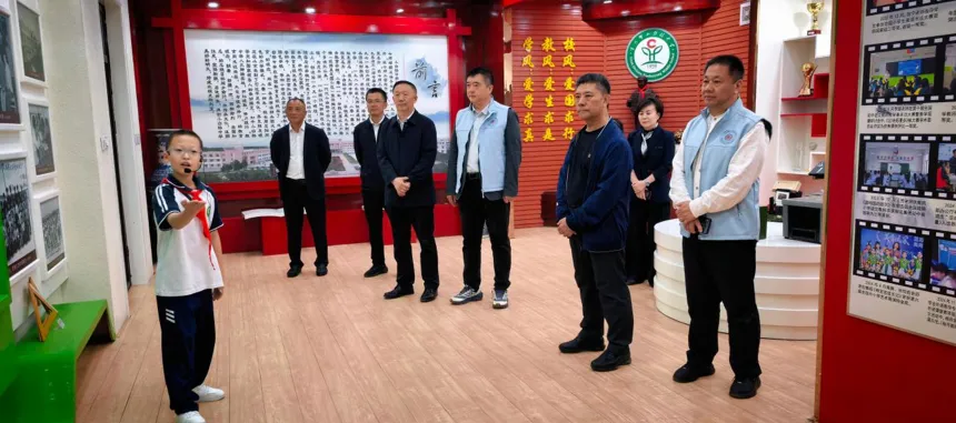 今年9月,北京雏菊花公益基金会一行走进第九师小白杨中学开展访校交流活动,回访公益项目实施成效。 (2).png