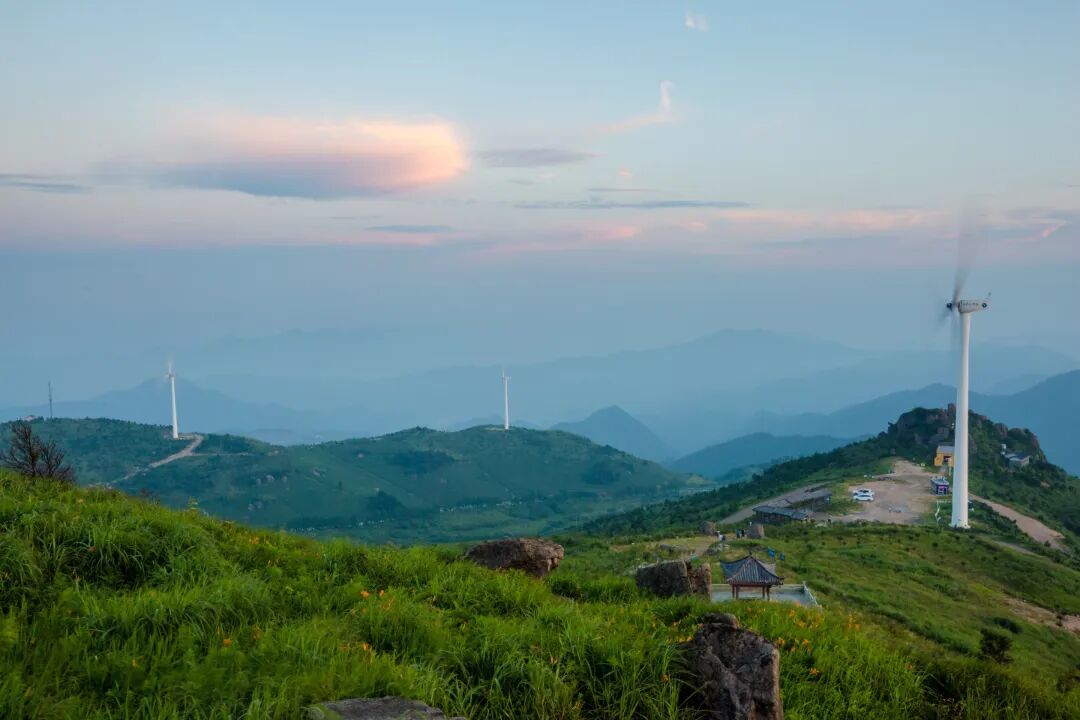 摄图网_500950164_东白山山顶风电场_(企业商用).jpg