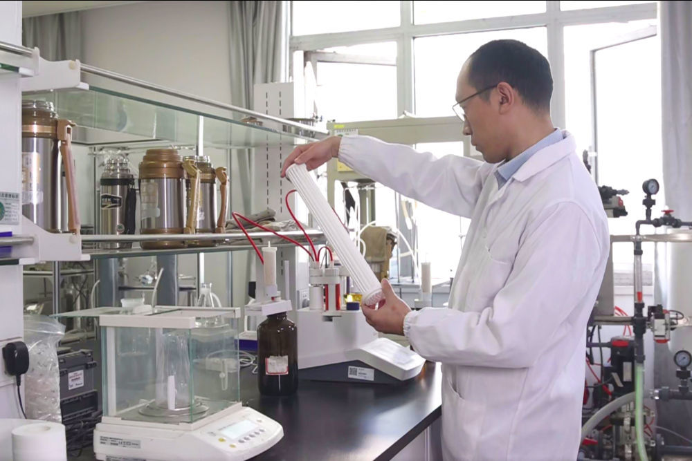 江苏省产业技术研究院膜科学技术研究所实验室，科研人员正在检查分子筛膜成品（2025年12月9日摄）。新华社记者 杨绍功 摄