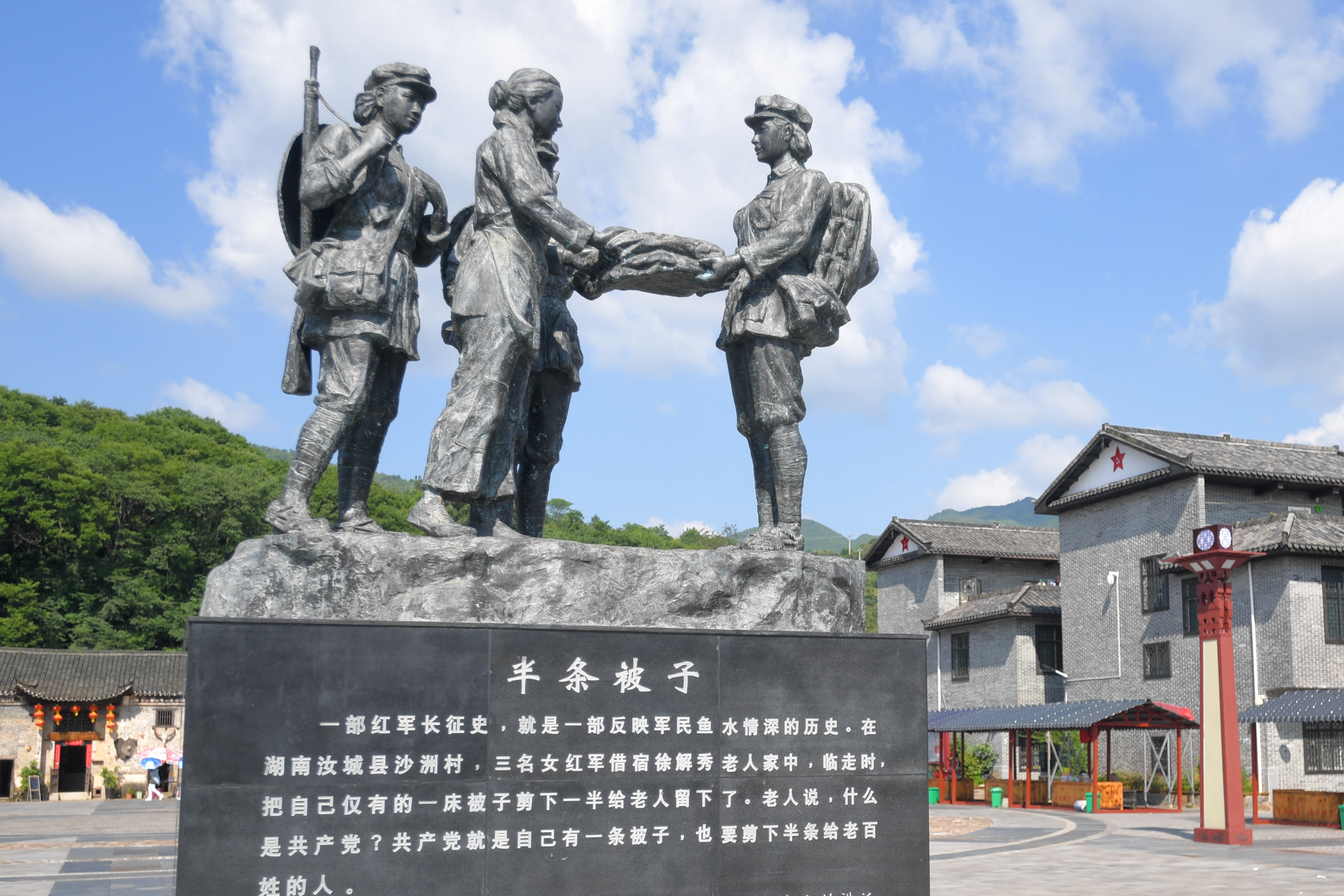 这是湖南省汝城县沙洲村广场上的“半条被子”雕塑（2019年6月14日摄）。新华社记者 陈泽国 摄