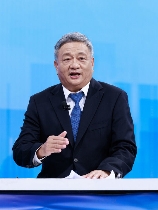 中国工程院院士、长江设计集团首席科学家钮新强在第三十三期“中国经济圆桌会”大型全媒体访谈节目录制现场发言。新华社记者 陈益宸 摄
