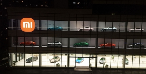 杭州这家小米门店火了：三层楼摆满小米汽车 像巨型模型柜