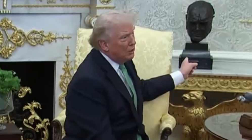 特朗普指向丘吉尔雕像。视频截图